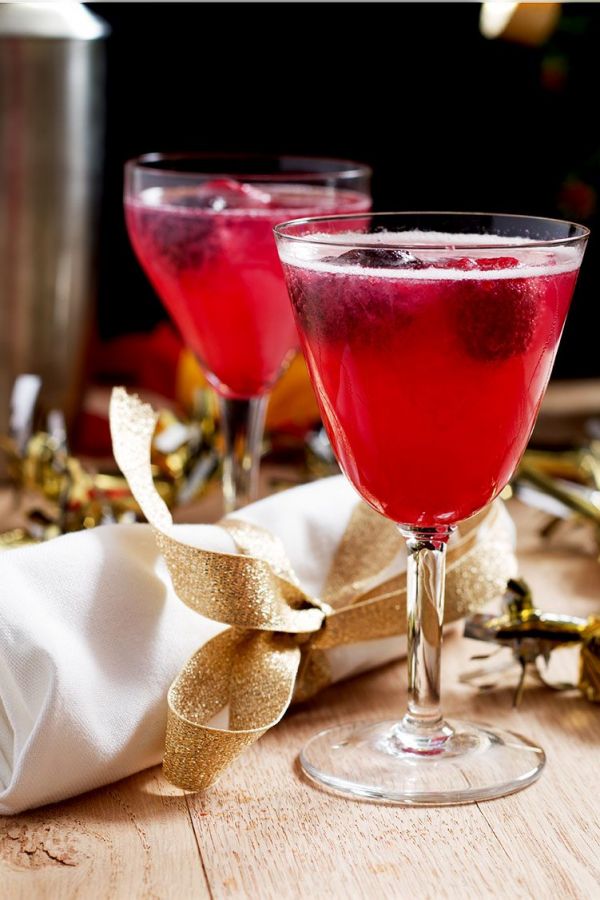 Raspberry Champagne Cocktail - #recipe by #eatwell101 - https://www.eatwell101.com/raspberry-champagne-cocktail-recipe