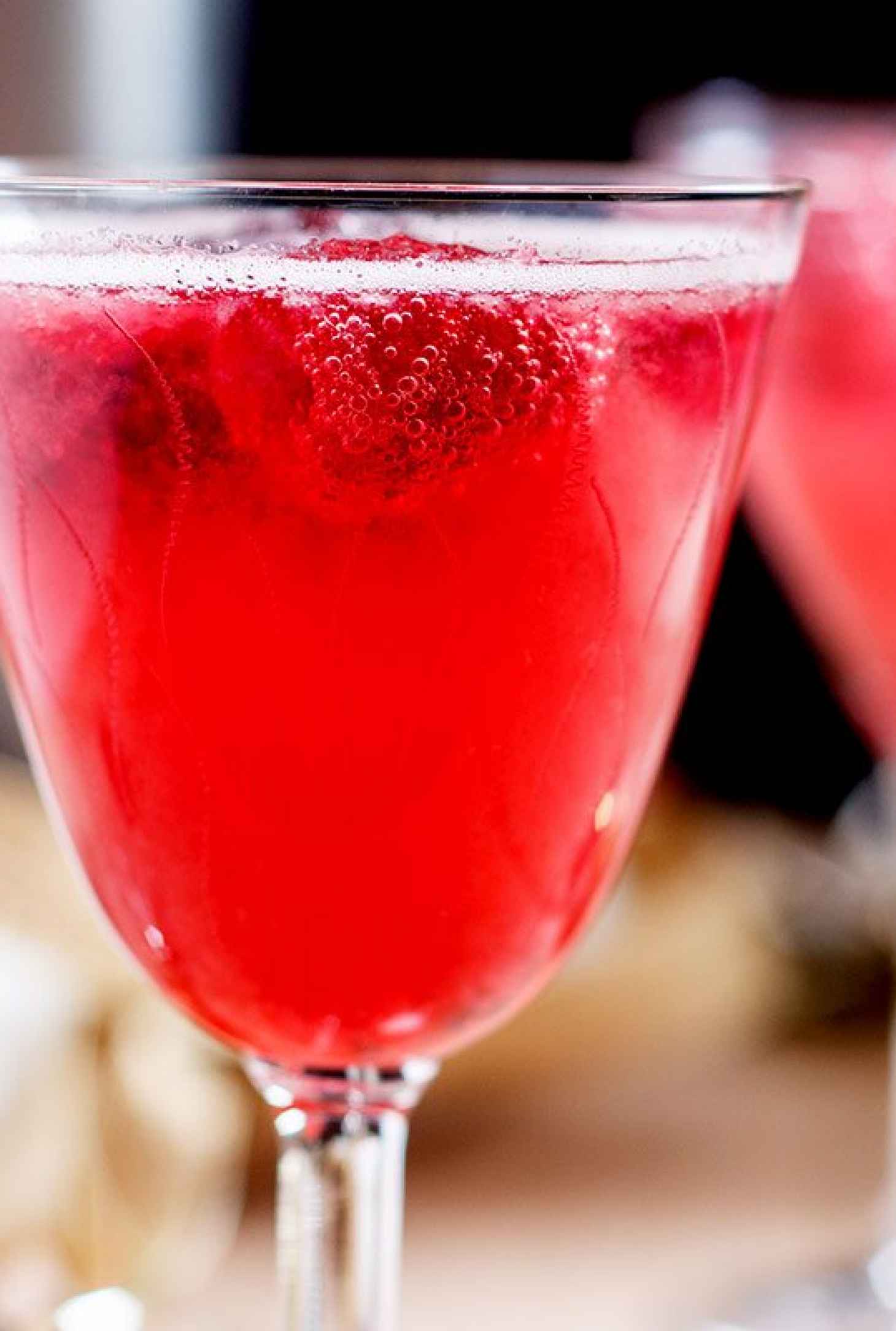 Raspberry Champagne Cocktail - #recipe by #eatwell101 - https://www.eatwell101.com/raspberry-champagne-cocktail-recipe