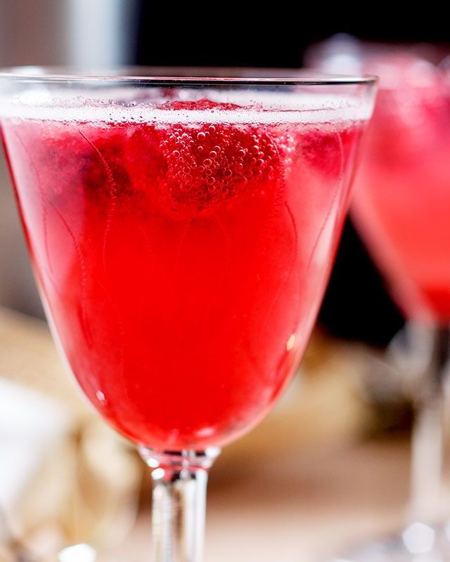Raspberry Champagne Cocktail - #recipe by #eatwell101 - https://www.eatwell101.com/raspberry-champagne-cocktail-recipe