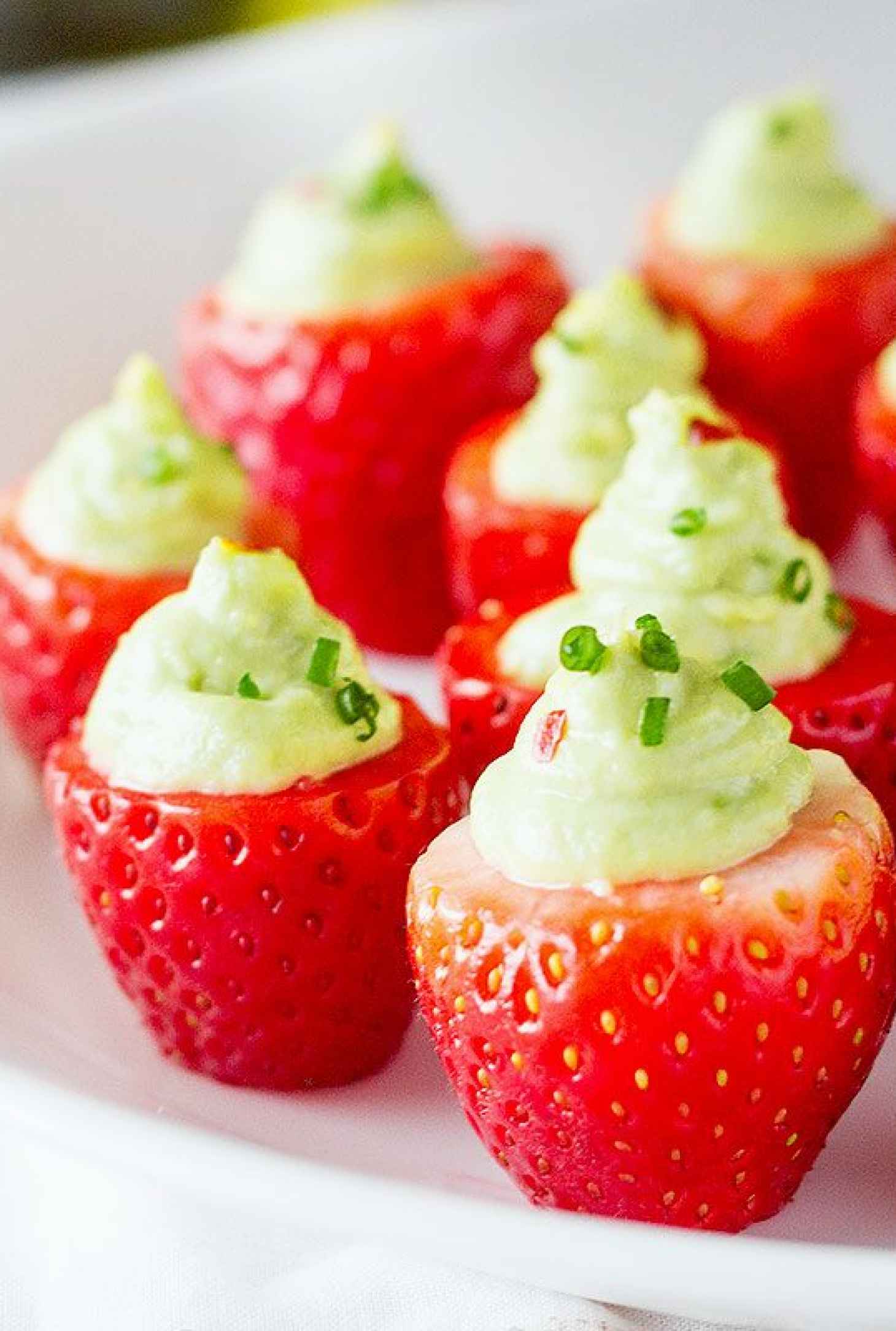 Strawberries Guacamole Bites - #recipe by #eatwell101 - https://www.eatwell101.com/guacamole-strawberries-cups-recipe