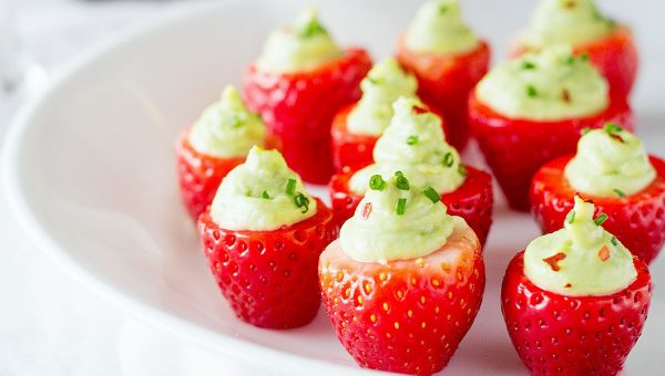 Strawberries Guacamole Bites - #recipe by #eatwell101 - https://www.eatwell101.com/guacamole-strawberries-cups-recipe