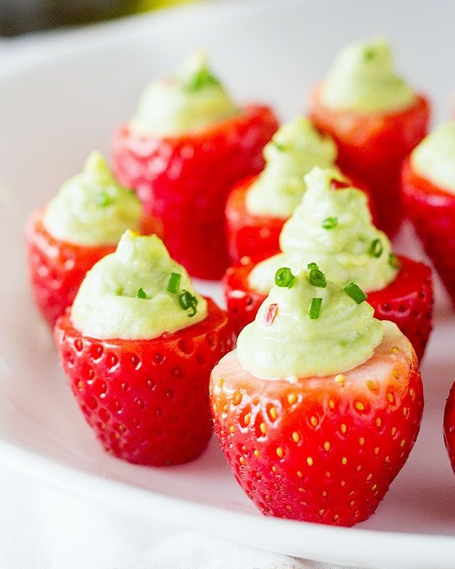 Strawberries Guacamole Bites - #recipe by #eatwell101 - https://www.eatwell101.com/guacamole-strawberries-cups-recipe
