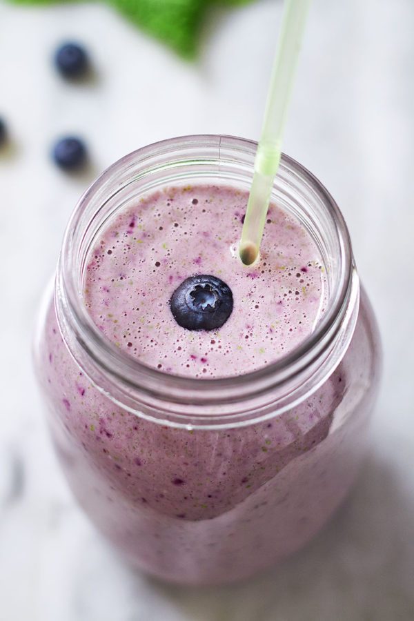 Blueberry-Spinach Smoothie - #recipe by #eatwell101 - https://www.eatwell101.com/blueberry-spinach-smoothie-recipe