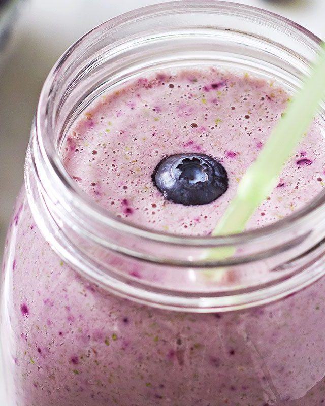 Blueberry-Spinach Smoothie - #recipe by #eatwell101 - https://www.eatwell101.com/blueberry-spinach-smoothie-recipe