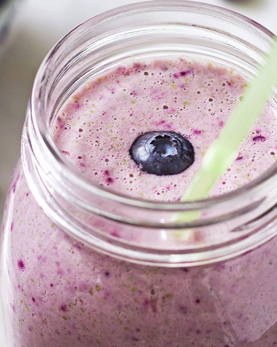 Blueberry-Spinach Smoothie - #recipe by #eatwell101 - https://www.eatwell101.com/blueberry-spinach-smoothie-recipe