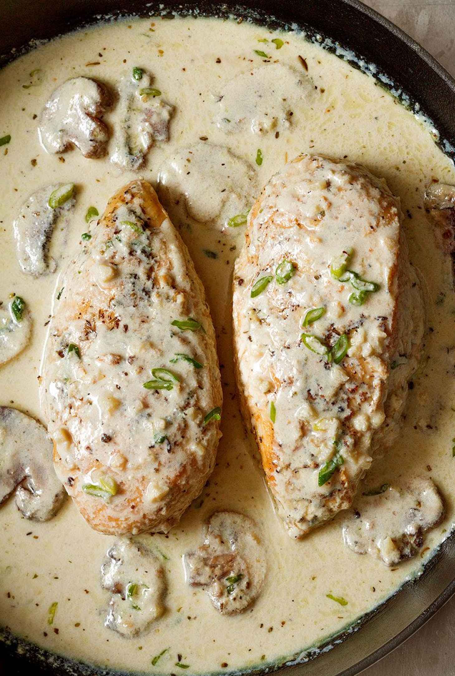 Creamy Chicken and Mushroom Skillet - #recipe by #eatwell101 - https://www.eatwell101.com/creamy-chicken-mushroom-skillet-recipe