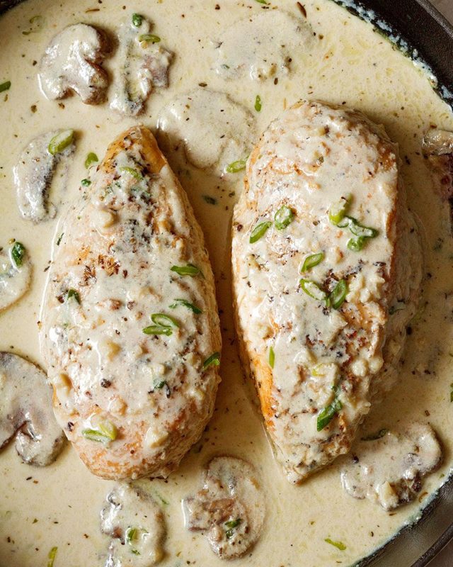 Creamy Chicken and Mushroom Skillet - #recipe by #eatwell101 - https://www.eatwell101.com/creamy-chicken-mushroom-skillet-recipe