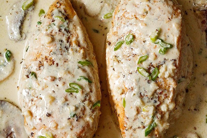 Creamy Chicken and Mushroom Skillet - #recipe by #eatwell101 - https://www.eatwell101.com/creamy-chicken-mushroom-skillet-recipe