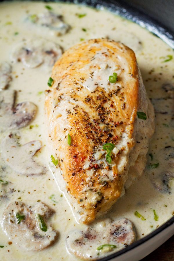 Creamy Chicken and Mushroom Skillet - #recipe by #eatwell101 - https://www.eatwell101.com/creamy-chicken-mushroom-skillet-recipe