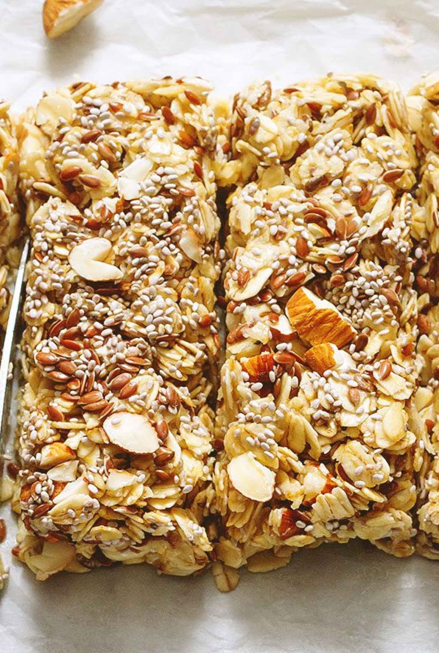 No-Bake Chewy Granola Bars With Almonds, Flax and Chia Seeds - #recipe by #eatwell101 - https://www.eatwell101.com/chewy-granola-bars-recipe