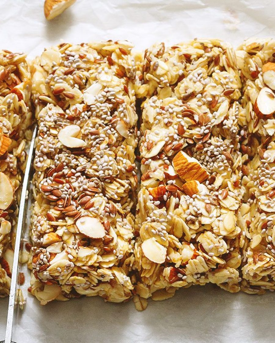 No-Bake Chewy Granola Bars With Almonds, Flax and Chia Seeds - #recipe by #eatwell101 - https://www.eatwell101.com/chewy-granola-bars-recipe