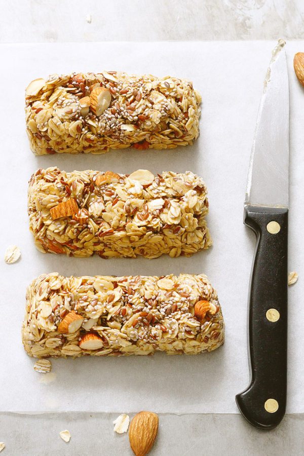 No-Bake Chewy Granola Bars With Almonds, Flax and Chia Seeds - #recipe by #eatwell101 - https://www.eatwell101.com/chewy-granola-bars-recipe