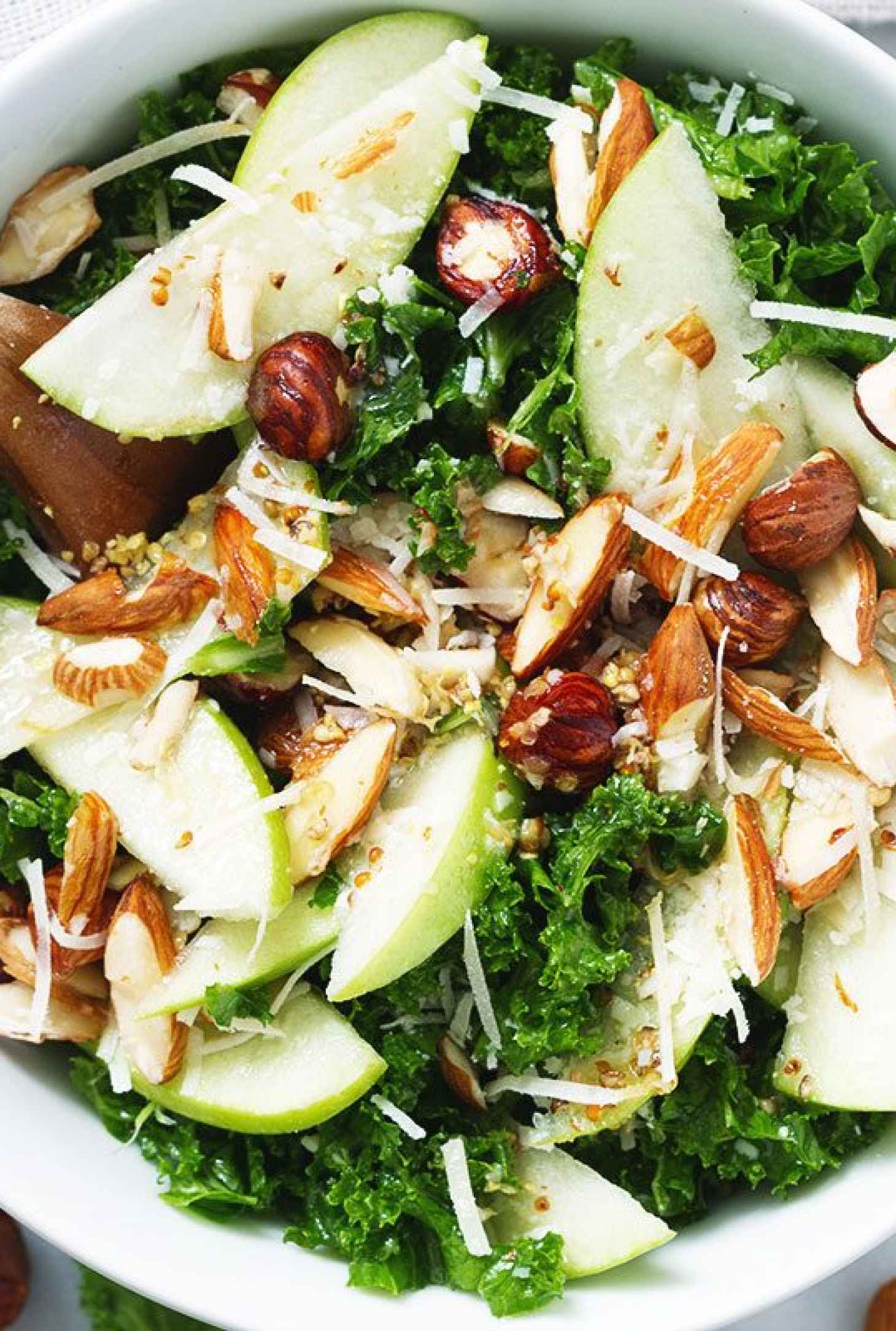 Kale Salad with Apple Almond Hazelnut and Apple Cider Dressing - #recipe by #eatwell101 - https://www.eatwell101.com/kale-salad-recipe