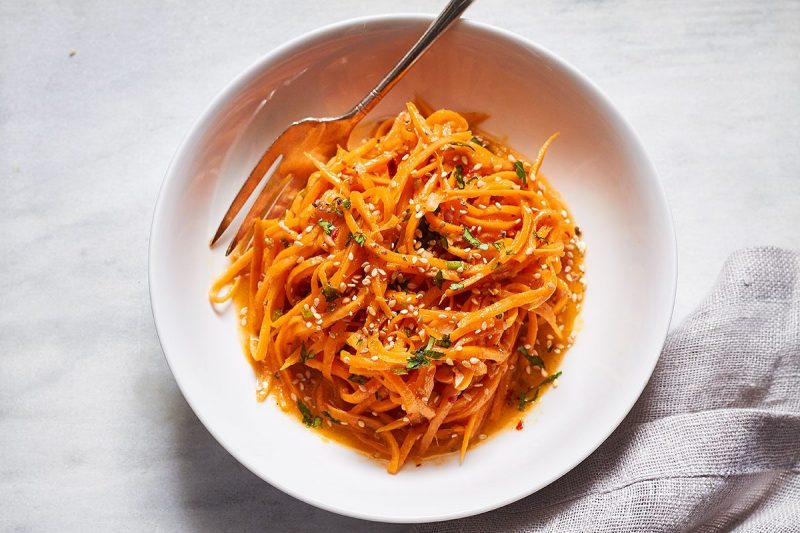 Garlic Butter Sweet Potato Noodles - #recipe by #eatwell101 - https://www.eatwell101.com/sweet-potato-noodles-with-garlic-butter-sauce