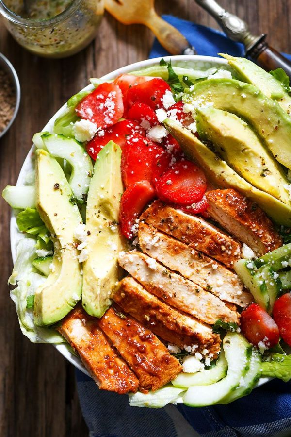 Grilled Chicken Salad with Avocado and Feta - #recipe by #eatwell101 - https://www.eatwell101.com/honey-lime-grilled-chicken-salad