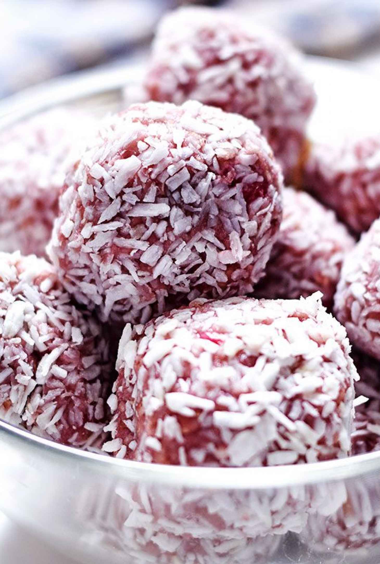 Strawberry Energy Balls - #recipe by #eatwell101 - https://www.eatwell101.com/strawberry-energy-balls