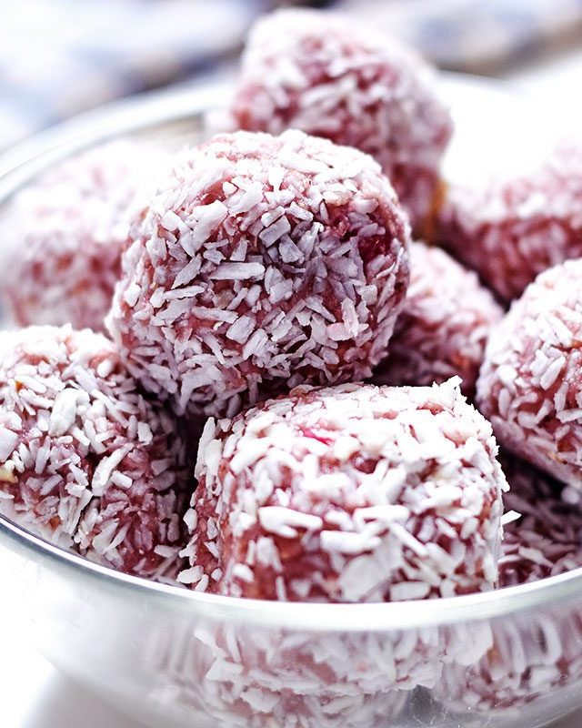 Strawberry Energy Balls - #recipe by #eatwell101 - https://www.eatwell101.com/strawberry-energy-balls