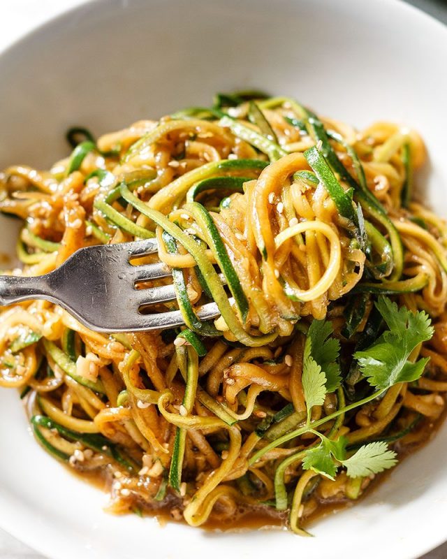 Teriyaki Zucchini Noodles - #recipe by #eatwell101 - https://www.eatwell101.com/teriyaki-zucchini-noodles