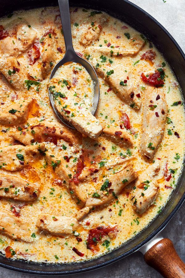 Skillet Creamy Chicken with Garlic Mozzarella Sun-Dried Tomato - #recipe by #eatwell101 - https://www.eatwell101.com/creamy-garlic-sun-dried-tomato-chicken-recipe