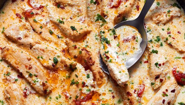 Skillet Creamy Chicken with Garlic Mozzarella Sun-Dried Tomato - #recipe by #eatwell101 - https://www.eatwell101.com/creamy-garlic-sun-dried-tomato-chicken-recipe