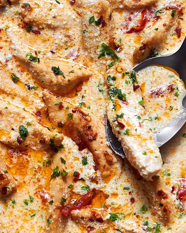 Skillet Creamy Chicken with Garlic Mozzarella Sun-Dried Tomato - #recipe by #eatwell101 - https://www.eatwell101.com/creamy-garlic-sun-dried-tomato-chicken-recipe