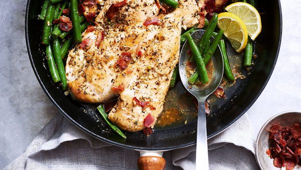 Garlic Lemon Chicken Breasts with Bacon Green Beans - #recipe by #eatwell101 - https://www.eatwell101.com/garlic-lemon-chicken-and-green-beans-skillet