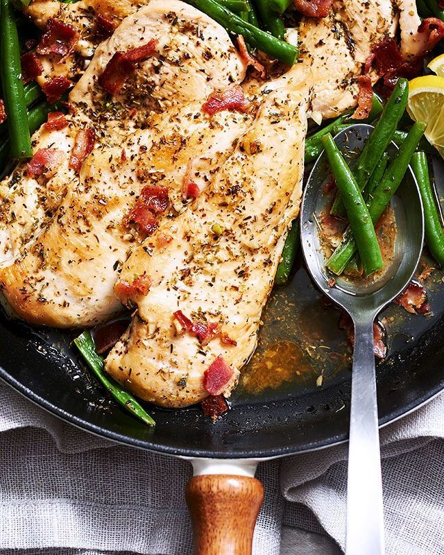 Garlic Lemon Chicken Breasts with Bacon Green Beans - #recipe by #eatwell101 - https://www.eatwell101.com/garlic-lemon-chicken-and-green-beans-skillet
