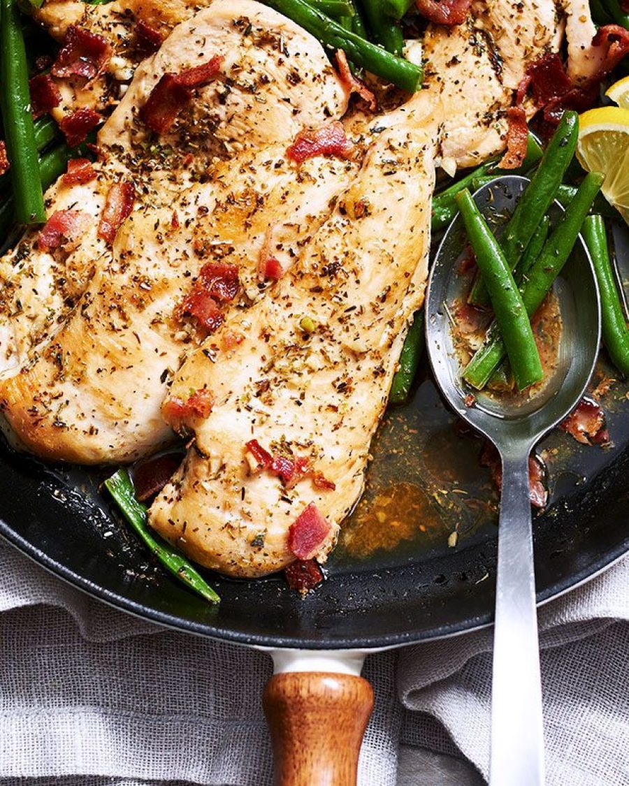 Garlic Lemon Chicken Breasts with Bacon Green Beans - #recipe by #eatwell101 - https://www.eatwell101.com/garlic-lemon-chicken-and-green-beans-skillet