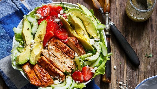 Grilled Chicken Salad with Avocado and Feta - #recipe by #eatwell101 - https://www.eatwell101.com/honey-lime-grilled-chicken-salad