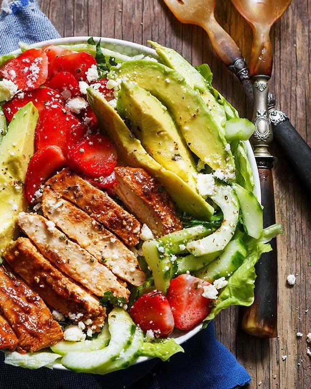 Grilled Chicken Salad with Avocado and Feta - #recipe by #eatwell101 - https://www.eatwell101.com/honey-lime-grilled-chicken-salad
