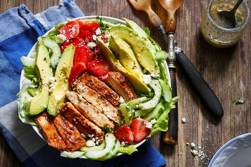 Grilled Chicken Salad with Avocado and Feta - #recipe by #eatwell101 - https://www.eatwell101.com/honey-lime-grilled-chicken-salad