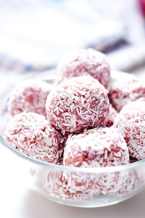 Strawberry Energy Balls - #recipe by #eatwell101 - https://www.eatwell101.com/strawberry-energy-balls
