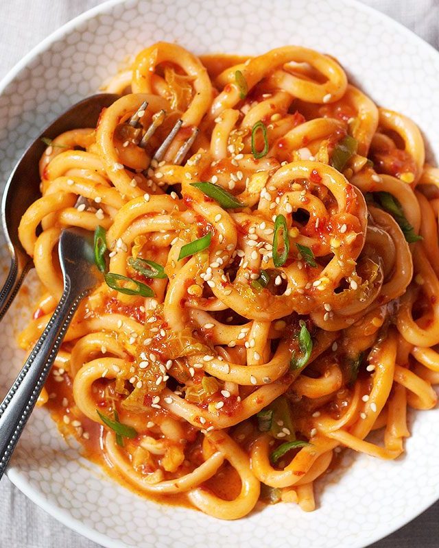 Udon Noodles Stir Fry with Kimchi Sauce - #recipe by #eatwell101 - https://www.eatwell101.com/udon-noodles-recipe