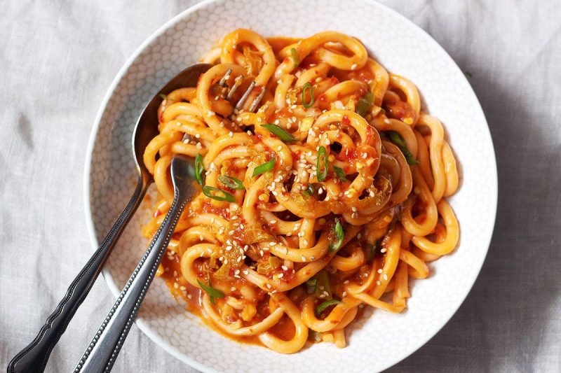 Udon Noodles Stir Fry with Kimchi Sauce - #recipe by #eatwell101 - https://www.eatwell101.com/udon-noodles-recipe