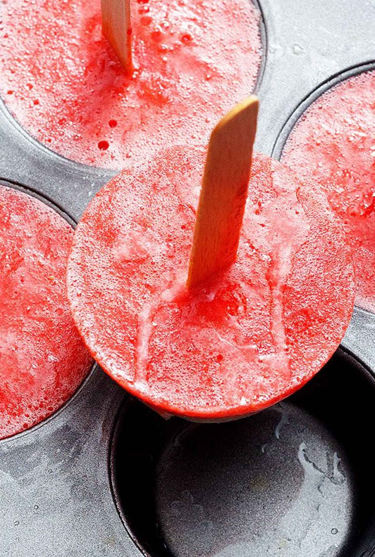 Kiwi Strawberry Fruit Popsicles - #recipe by #eatwell101 - https://www.eatwell101.com/kiwi-strawberry-fruit-popsicles