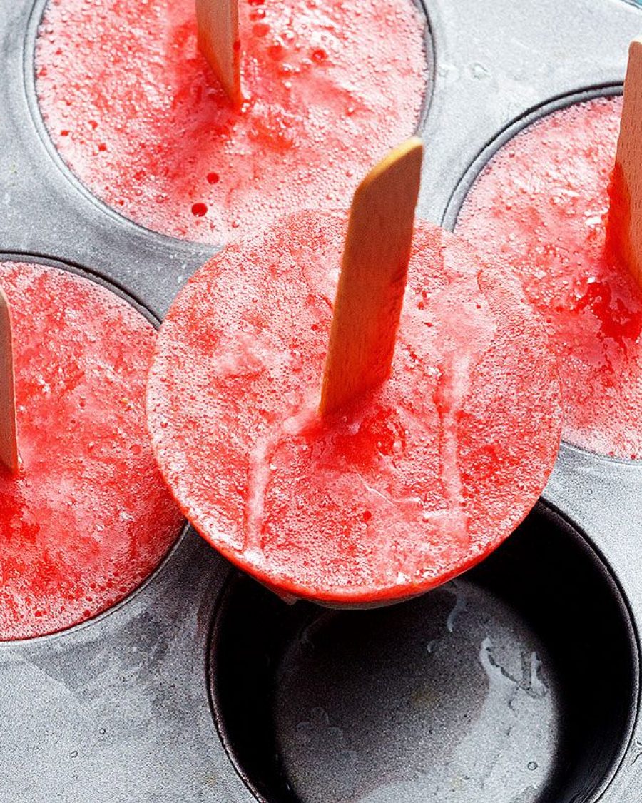 Kiwi Strawberry Fruit Popsicles - #recipe by #eatwell101 - https://www.eatwell101.com/kiwi-strawberry-fruit-popsicles