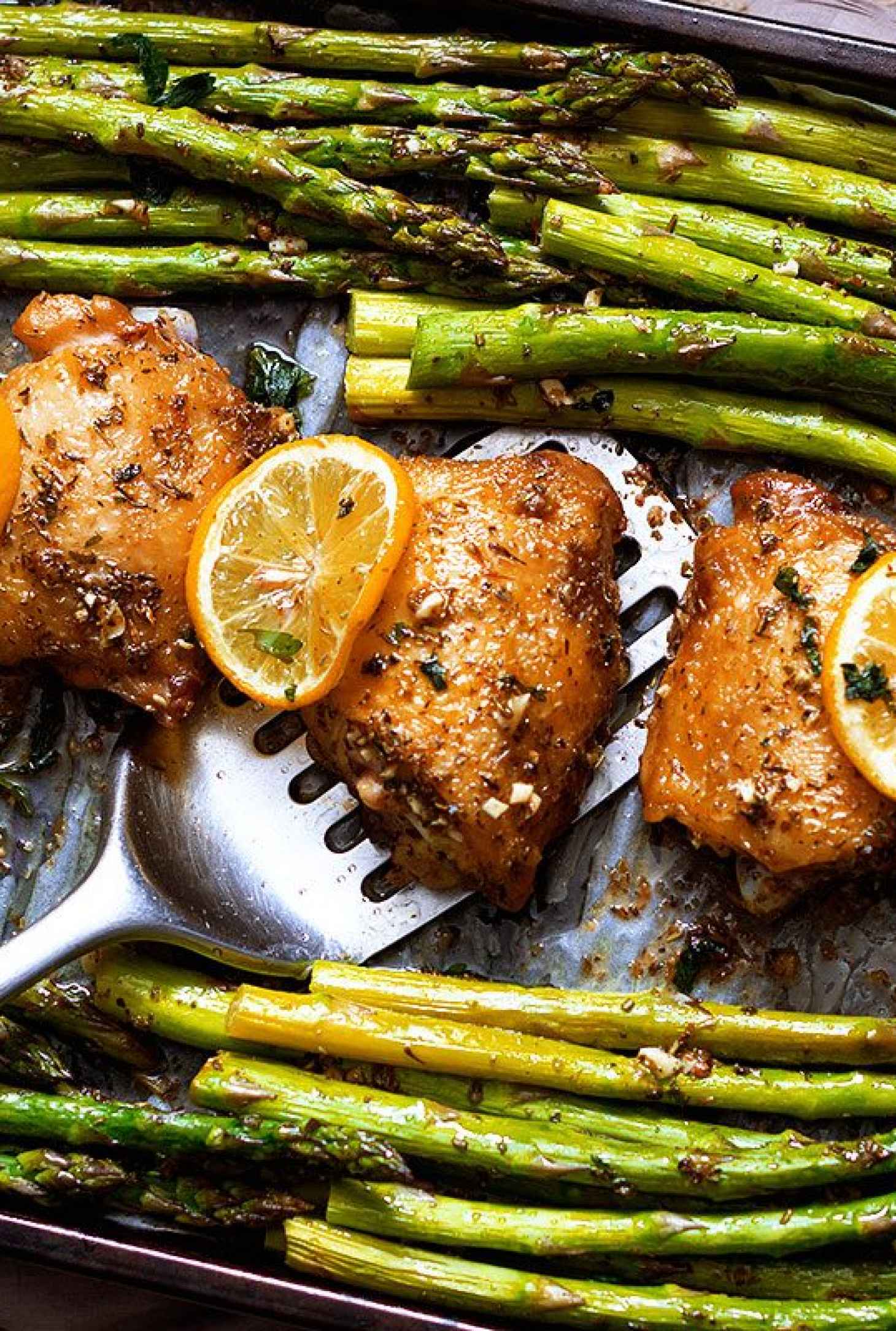 Sheet Pan Garlic Butter Chicken and Asparagus - #recipe by #eatwell101 - https://www.eatwell101.com/garlic-butter-chicken-recipe