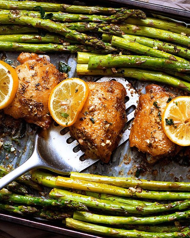Sheet Pan Garlic Butter Chicken and Asparagus - #recipe by #eatwell101 - https://www.eatwell101.com/garlic-butter-chicken-recipe