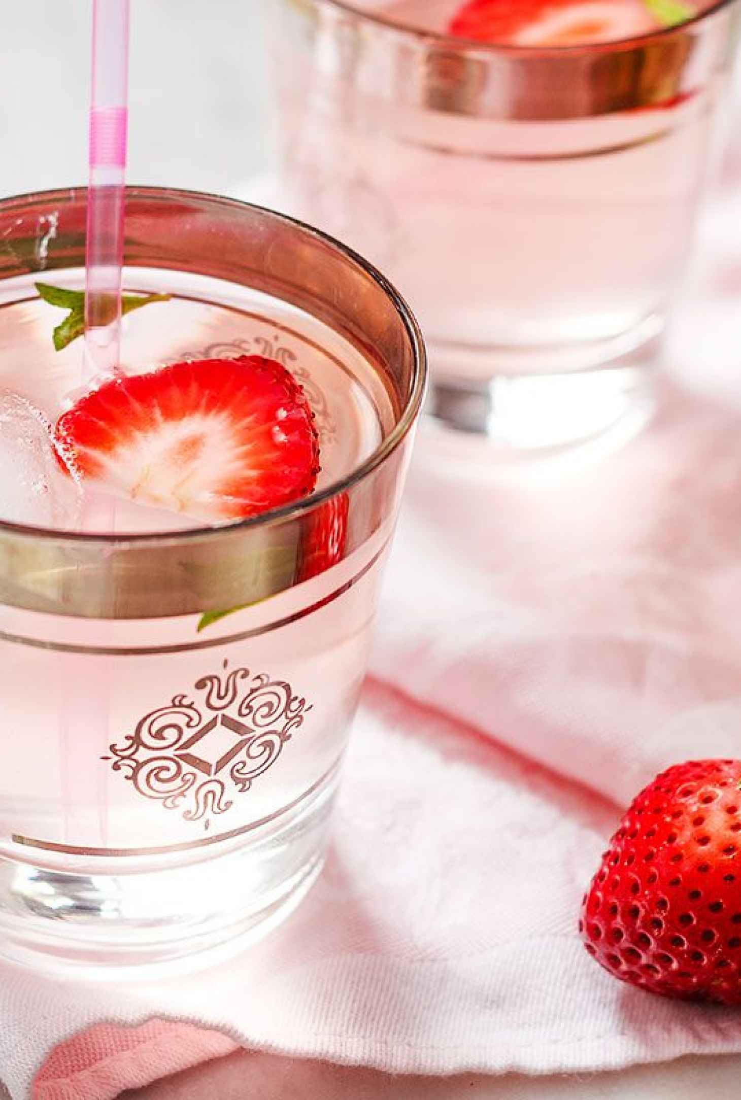 Cucumber Strawberry Detox Drink - #recipe by #eatwell101 - https://www.eatwell101.com/cucumber-strawberry-detox-drink-recipe