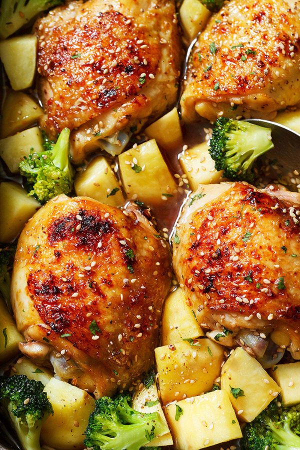 Baked Honey Garlic Chicken with Broccoli and Potatoes - #recipe by #eatwell101 - https://www.eatwell101.com/baked-honey-garlic-chicken-with-broccoli-and-potatoes