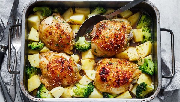 Baked Honey Garlic Chicken with Broccoli and Potatoes - #recipe by #eatwell101 - https://www.eatwell101.com/baked-honey-garlic-chicken-with-broccoli-and-potatoes