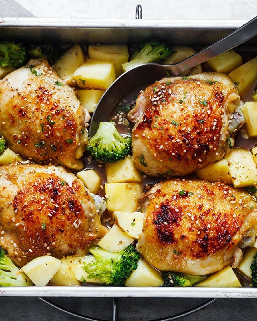 Baked Honey Garlic Chicken with Broccoli and Potatoes - #recipe by #eatwell101 - https://www.eatwell101.com/baked-honey-garlic-chicken-with-broccoli-and-potatoes