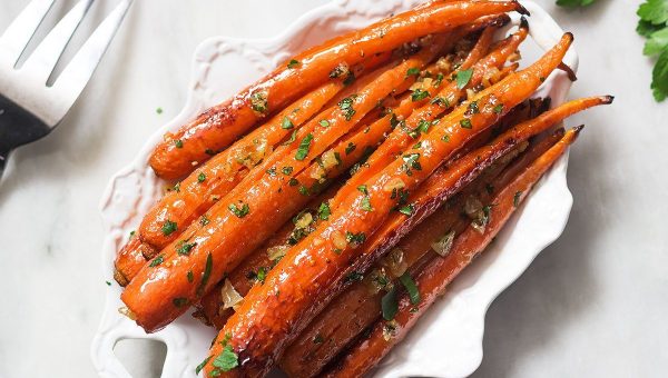 Honey Garlic Butter Roasted Carrots - #recipe by #eatwell101 - https://www.eatwell101.com/honey-garlic-butter-roasted-carrots