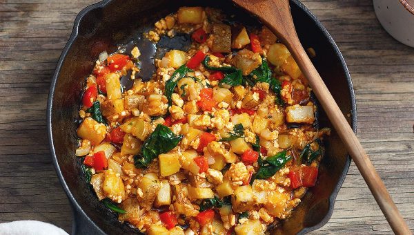 Tofu Scramble Breakfast Skillet - #recipe by #eatwell101 - https://www.eatwell101.com/tofu-scramble-recipe