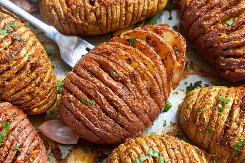 Garlic Parmesan Butter Roasted Potatoes - #recipe by #eatwell101 - https://www.eatwell101.com/garlic-parmesan-butter-roasted-potatoes