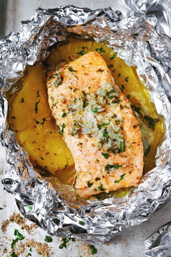 Salmon Foil Packets with Pineapple and Lemon Garlic Butter Sauce - #recipe by #eatwell101 - https://www.eatwell101.com/honey-garlic-lemon-butter-salmon-in-foil