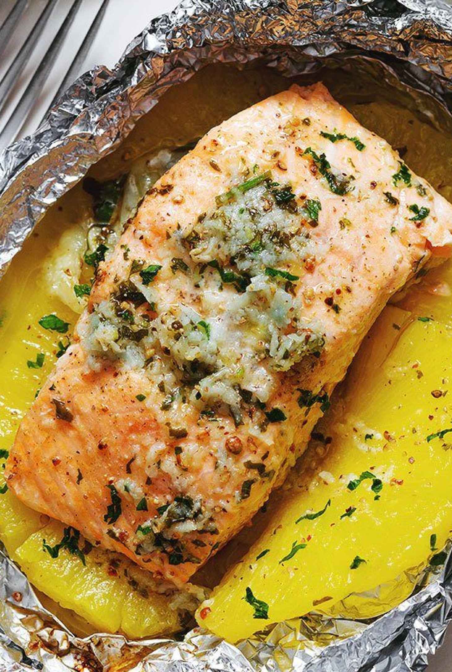 Lemon Garlic Butter Salmon in Foil with Pineapple - #recipe by #eatwell101 - https://www.eatwell101.com/honey-garlic-lemon-butter-salmon-in-foil