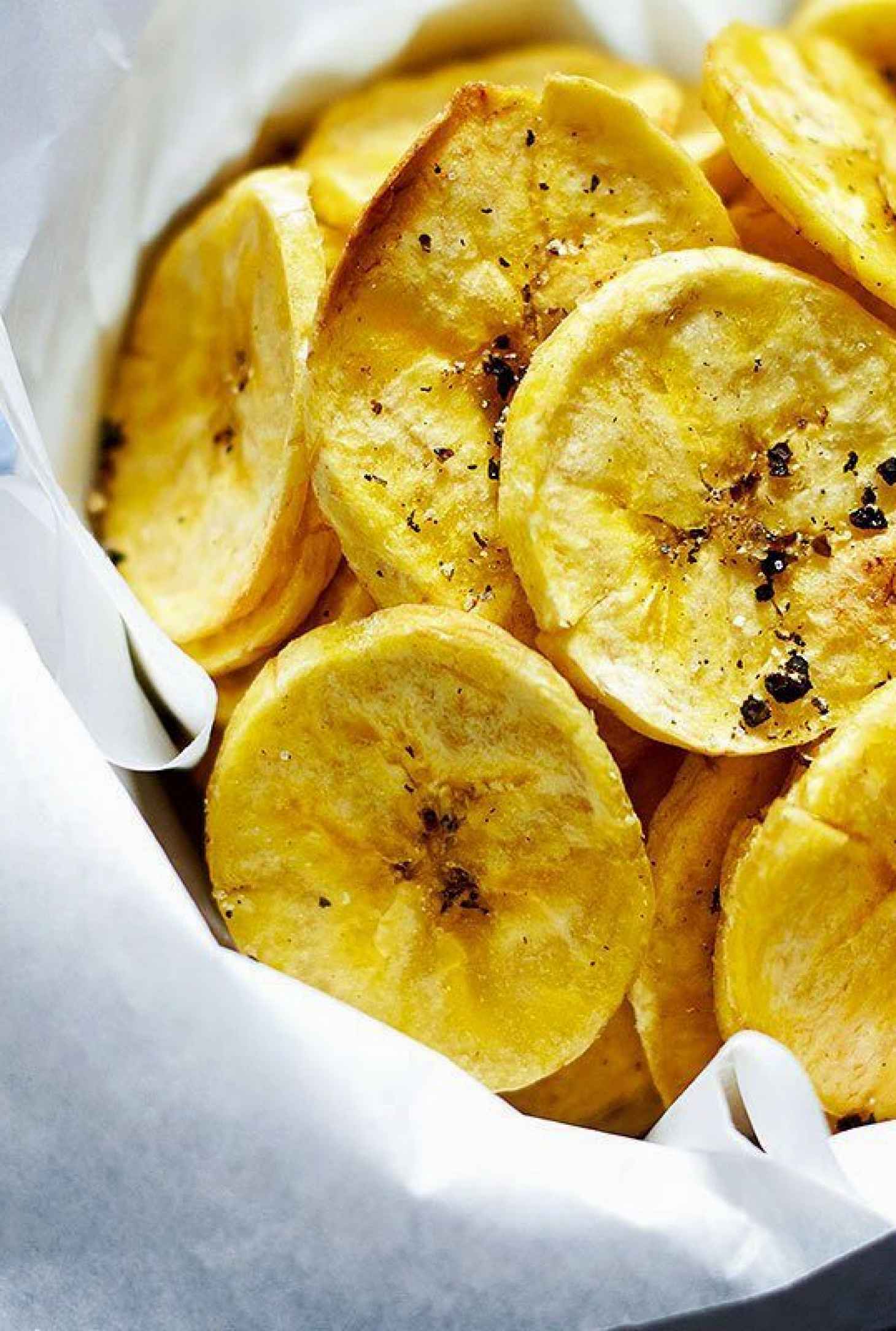 Paleo Baked Plantain Chips - #recipe by #eatwell101 - https://www.eatwell101.com/paleo-baked-plantain-chips