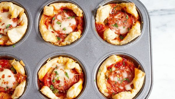 Pepperoni Pizza Cups - #recipe by #eatwell101 - https://www.eatwell101.com/pepperoni-pizza-puffs