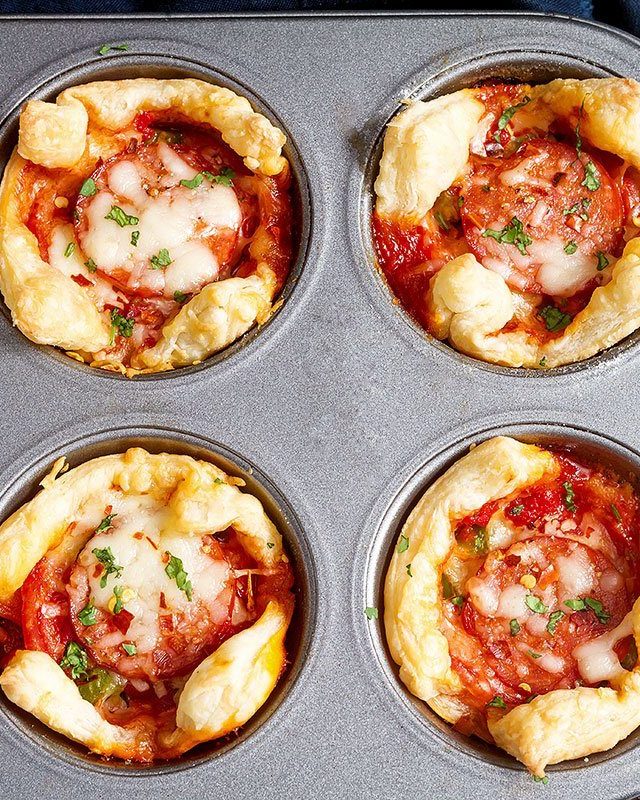 Pepperoni Pizza Cups - #recipe by #eatwell101 - https://www.eatwell101.com/pepperoni-pizza-puffs